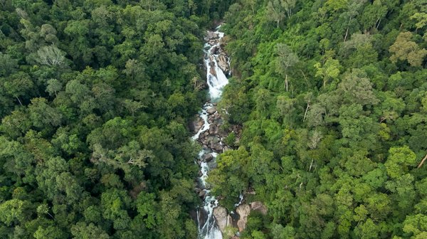 Le camping à Aubenas est-il proche de sites naturels ou touristiques ?