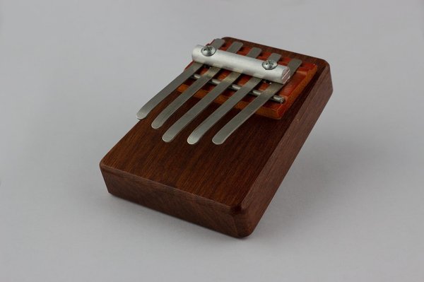 Kalimba : pourquoi l'appelle-t-on piano à pouce ?