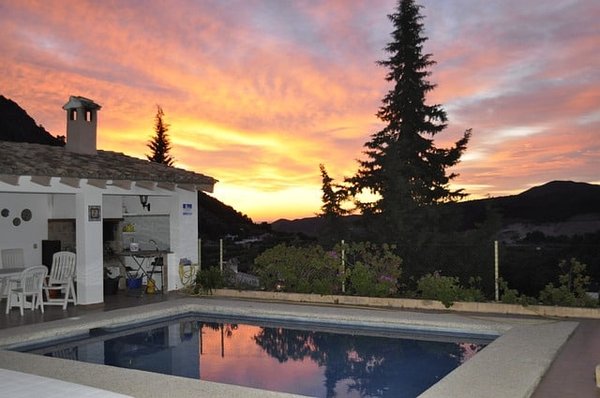 Quelles précautions prendre pour une piscine avant d'aller en vacances ?