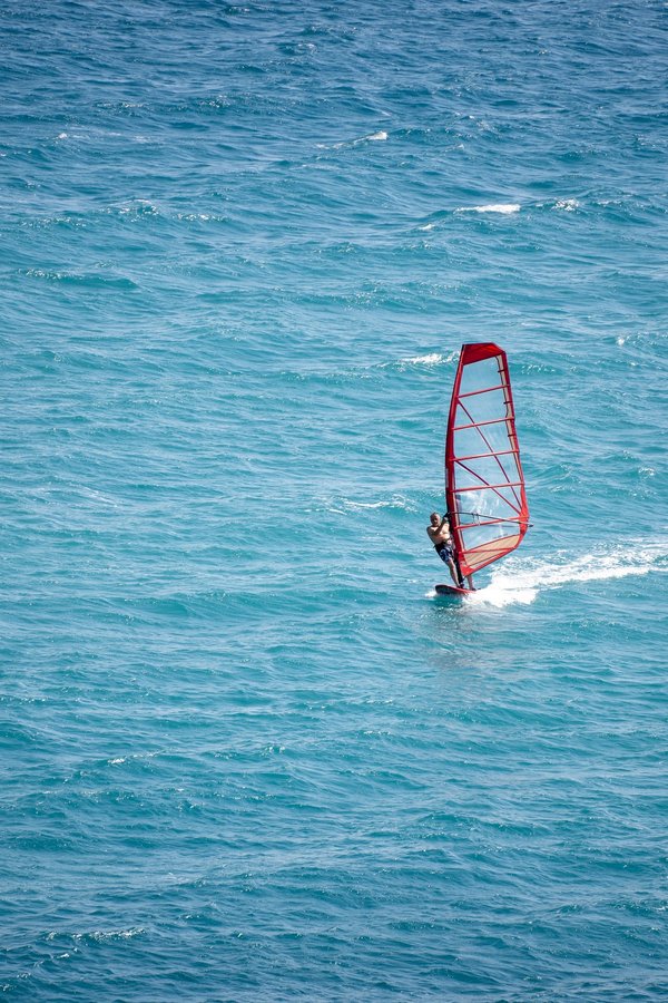 Windsurf ou windfoil : quel option vous convient le mieux ?