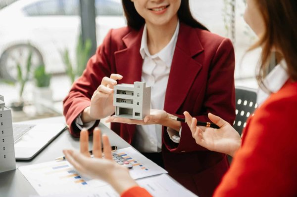 Quels sont les aspects spécifiques à considérer lors de la rédaction d'un bail commercial en LMNP (Loueur Meublé Non Professionnel) ?