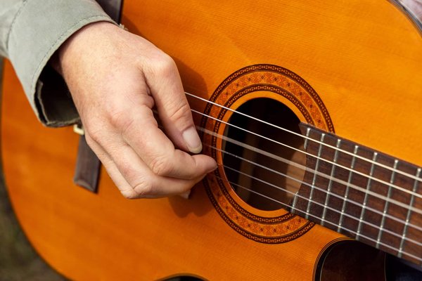 Les atouts incontournables de prendre un cours de guitare à Toulouse